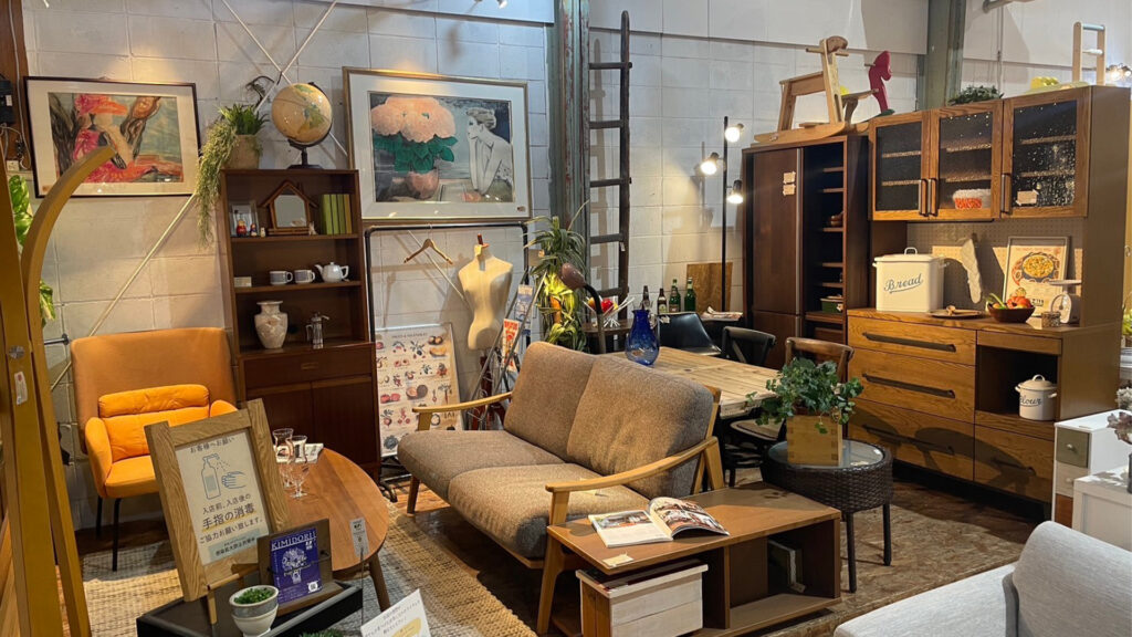 岡山大学近くのリサイクルショップ「キミドリ学南町店」の店内画像。おしゃれなアイテムをおしゃれにレイアウトしている。