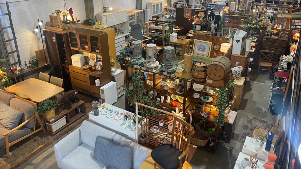 岡山大学近くのリサイクルショップ「キミドリ学南町店」の店内画像。家具や家電だけでなく、食器や雑貨まで多数の商品が写っている。