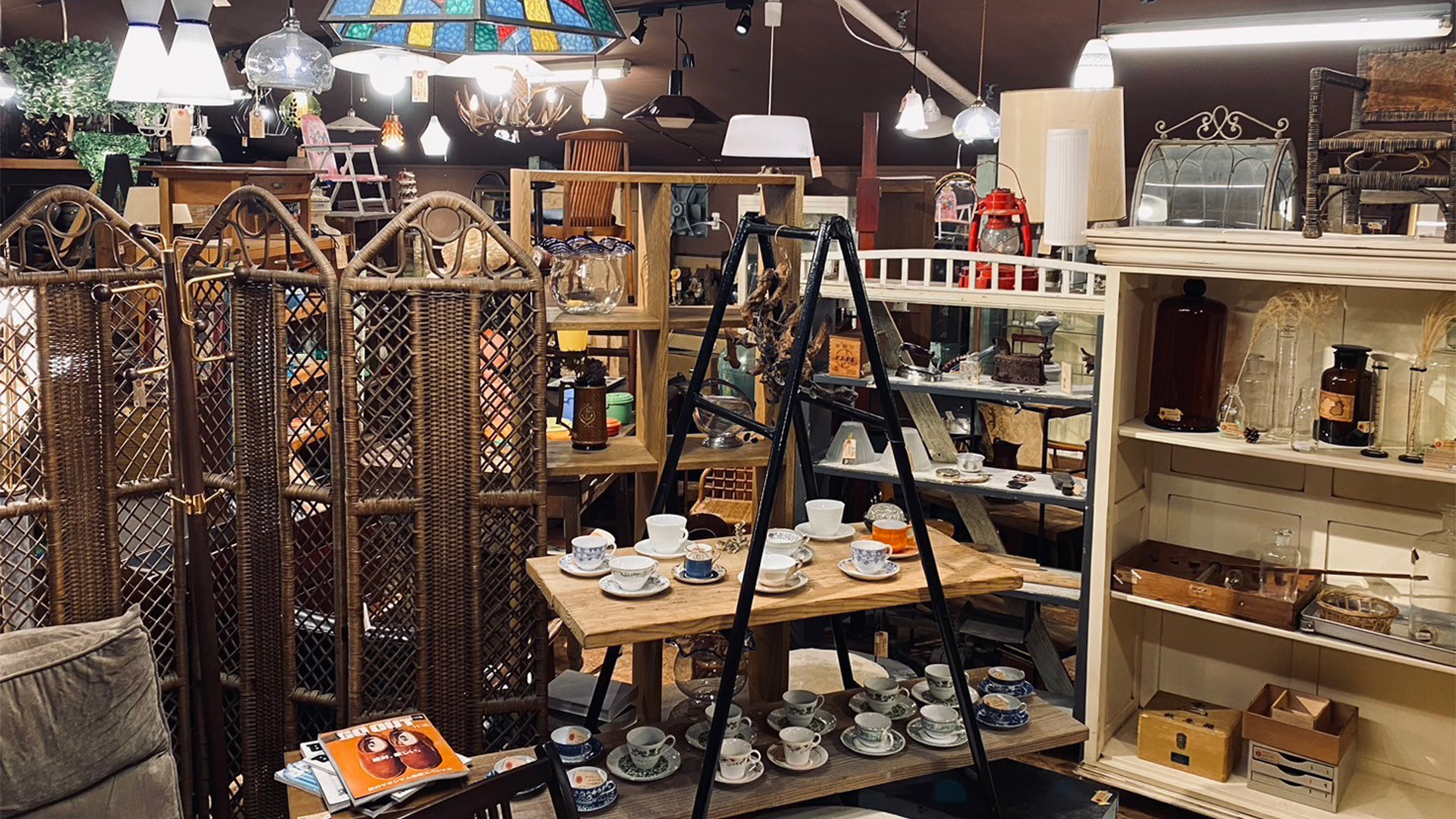倉敷市のリサイクルショップ「キミドリ倉敷松島店」の店内画像。レトロ、アンティーク、ヴィンテージなど、魅力的な商品が所狭しと並んでいる。
