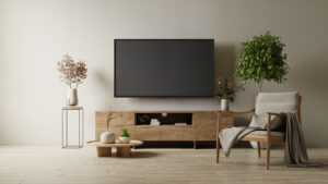 ナチュラルな木製テレビボードと観葉植物、落ち着いた色調のインテリアで統一されたリビング空間